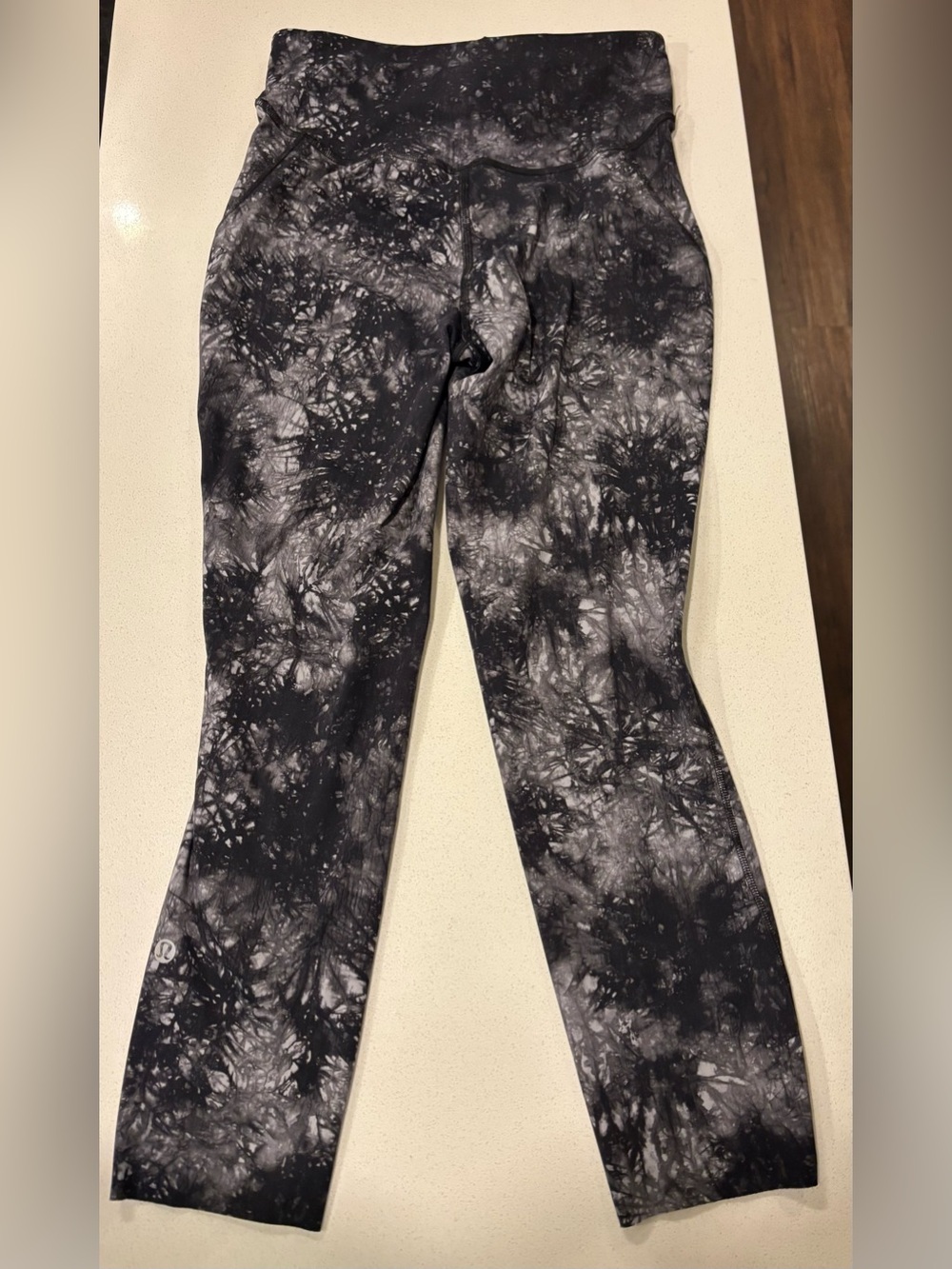 Lululemon Black Gray Abstract Print leggings Size 6